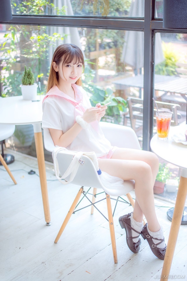 “我已命人将你妻子接走，秋毫无犯。”法正淡然道。